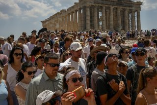 Après deux saisons touristiques fortement affectées par les restrictions imposées pour lutter contre la pandémie de Covid-19, la Grèce a vu le nombre de ses visiteurs bondir à 22,65 millions sur les neuf premiers mois de 2023, dépassant le record de 2019. (archives) KEYSTONE/AP/THANASSIS STAVRAKIS